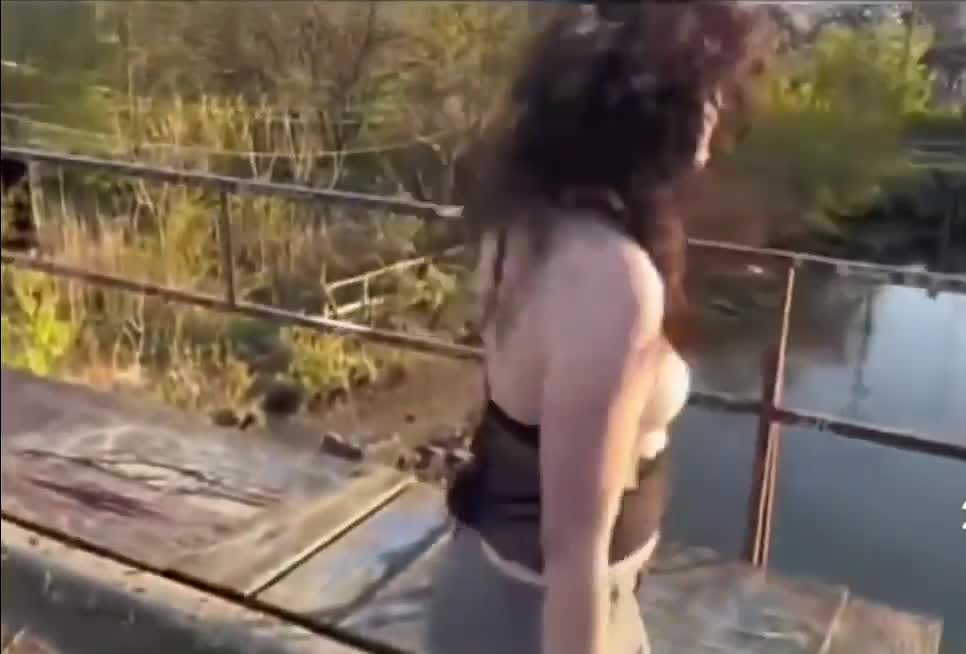 Kijk mij dan: Lela doet stoer en hangt aan een brug