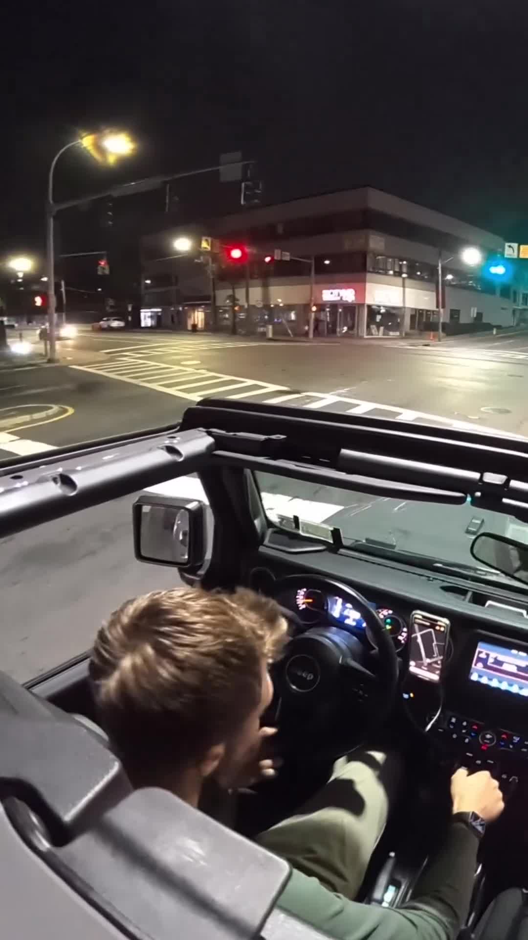 Automobilist gesnapt tijdens het rijden door rood licht
