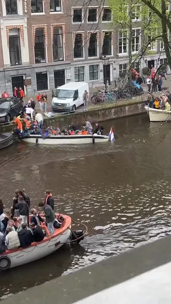 Nieuwe beelden van het bootje dat op Koningsdag zonk