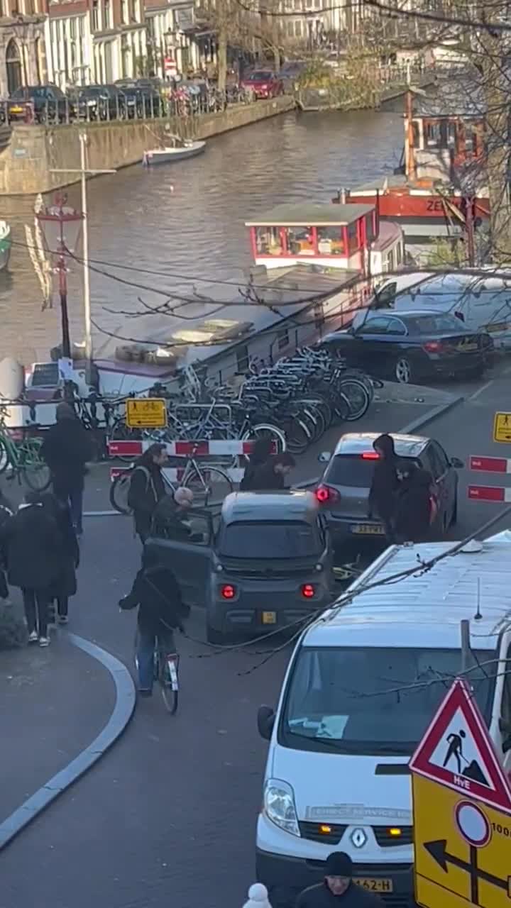 Extra beelden van Amsterdammer in brommobiel die voetganger omver reed