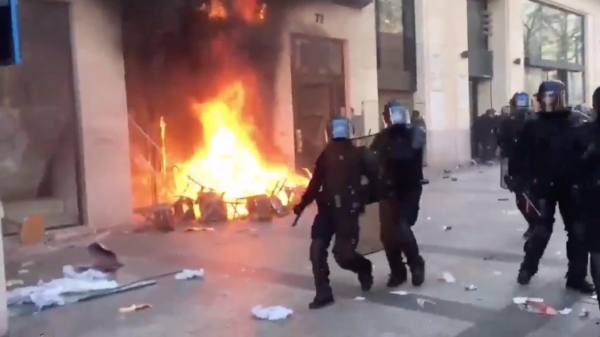 Gele hesjes zetten de Champs-Elysees in brand en plunderen winkels
