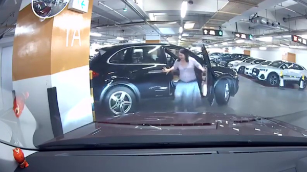 Vrouw vergeet handrem in parkeergarage en kan op zoek naar nieuwe autodeur