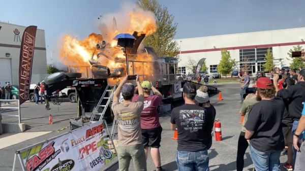 Pickup-truck is afgeschreven nadat motor ontploft op een Dyno-testbank