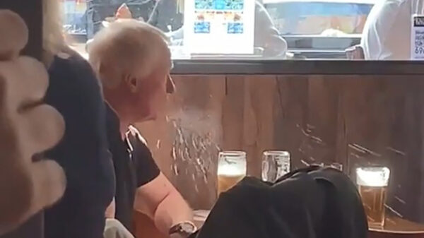 Deze ouwe lama kan maar beter áltijd een mondkapje dragen