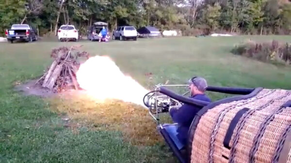 Waarom ook niet: je kampvuurtje met een luchtballon aansteken