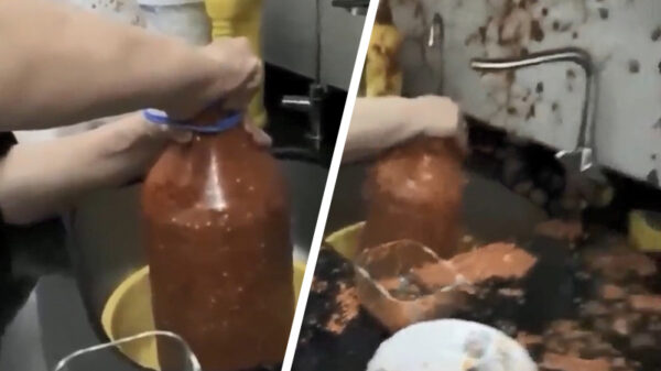 Het openen van een zelfgemaakte fles pikante saus zorgt voor een behoorlijk slagveld