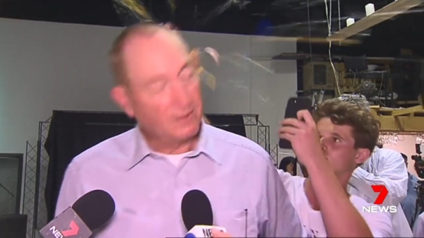 Australische senator Fraser Anning krijgt ei tegen zijn bakkes gesmeten en beukt er meteen op los