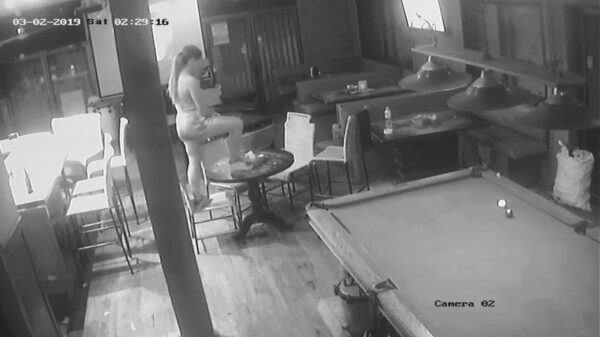 Dansmarieke maakt faceplant én een schorpioen als ze op tafel klimt