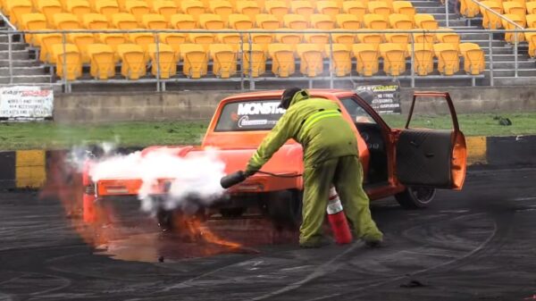 Auto vliegt in de fik na het maken van een dikke burnout in Sydney Dragway