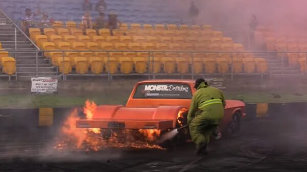 Auto vliegt in de fik na het maken van een dikke burnout in Sydney Dragway
