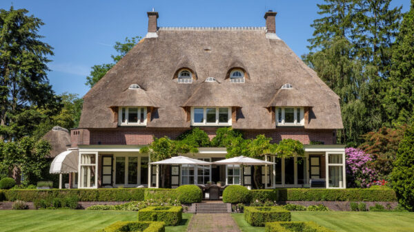 Voor slechts 6,5 miljoen koop je de supervette keet van Jaap van Zweden in Laren