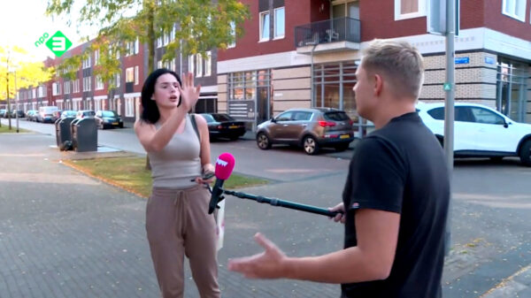 Famke Louise heeft geen zin in lastige vragen en slaat microfoon uit handen van Dennis
