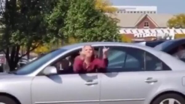 Vrouw zo getriggerd door Trumpfans dat ze haar voorligger aanrijdt