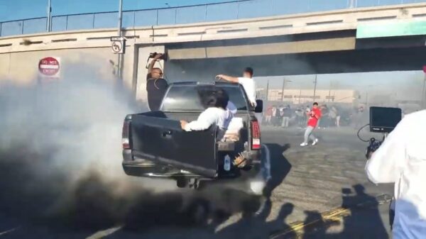 Laadklep van pick-up begeeft het als showbal donuts maakt met zijn vriendin achterin