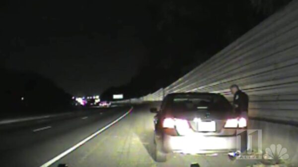 Amerikaanse agent: "Doe maar rustig hoor mevrouw, wij vermoorden alleen zwarte mensen"