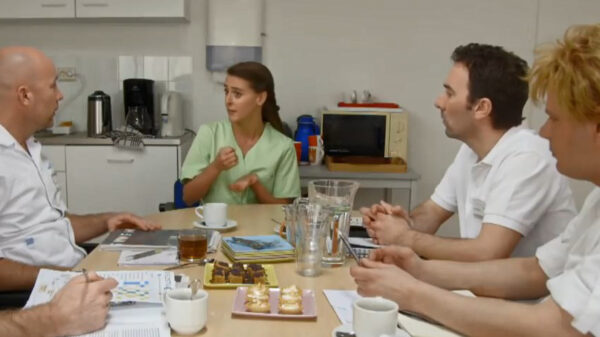 Het is eindelijk duidelijk waarom de stagiair steeds de werknemer van de maand is