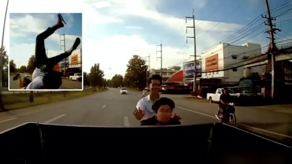 Thaise motorbink klapt op pickup, maakt salto en belandt achterin de auto