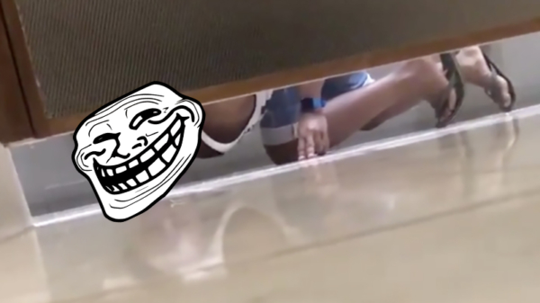 Gluurbuur betrapt als hij onder een wc-deur in het winkelcentrum koekeloert