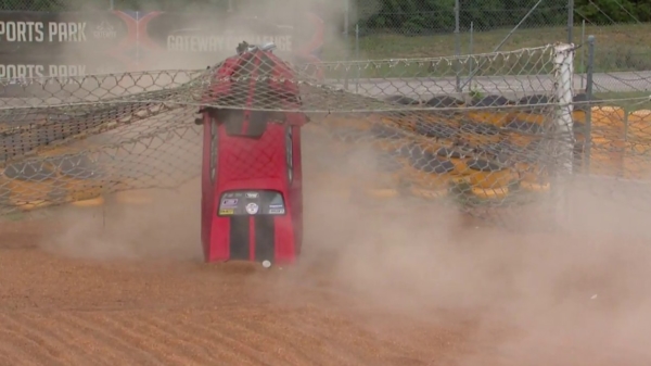 Dragracer vlamt veiligheidsnet in als zijn parachute weigert tijdens het remmen