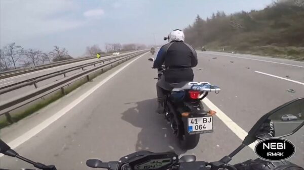 Turkse wegpiraat knalt met hoge snelheid achterop motorrijder