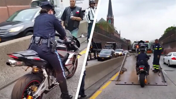 Politieagente heeft de nodige moeite met het stallen van een motor