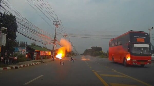 Motorrijders krijgen flinke oplawaai door een kapotte stroomkabel op de weg