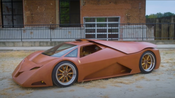 Doe-het-zelver maakt een supercar die voor 90% uit hout bestaat