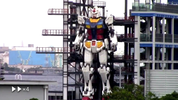 Gigantische Japanse robot van 18 meter hoog zet zijn eerste 'stapjes'