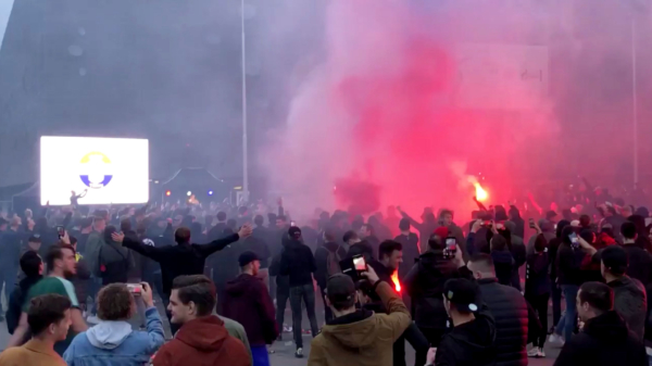 Willem II-fans hebben schijt aan 1,5 meter en zingen de aerosolen uit hun longen