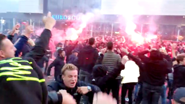 Willem II-fans hebben schijt aan 1,5 meter en zingen de aerosolen uit hun longen
