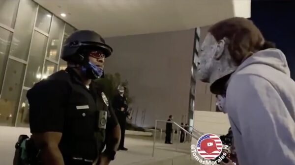 Stoïcijnse agent kan zo bij Queens Guard aan het werk, BLM-rellen in Portland houden aan