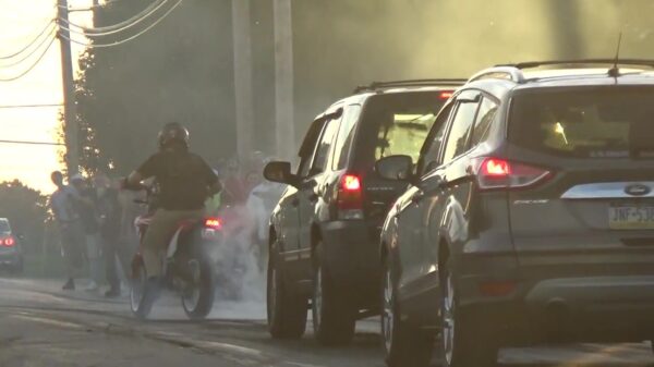 Stoere motorrijder kan na burnout richting garage