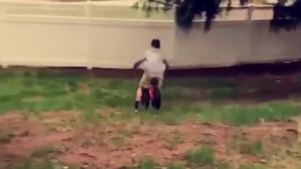 BMX'er knalt op volle vaart door een schutting