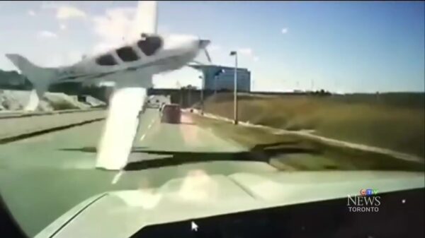 Automobilist wordt nét niet geraakt door neerstortend vliegtuigje