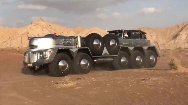 Arabische sjeik rijdt een rondje in zijn nieuwe speeltje