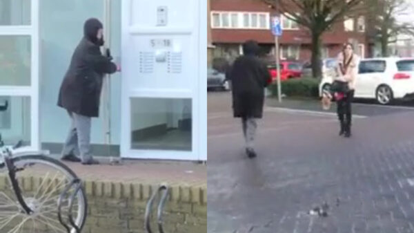 Vrouw vergeet haar hond tijdens het uitlaten van de hond