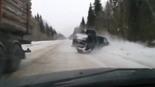 Russische tegenligger doet compleet geflipte inhaalactie