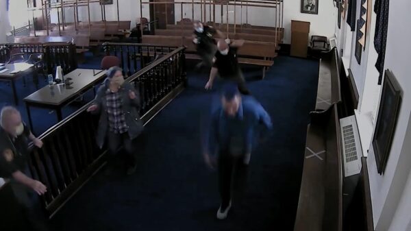 Man vlucht de rechtbank uit na het horen van zijn straf