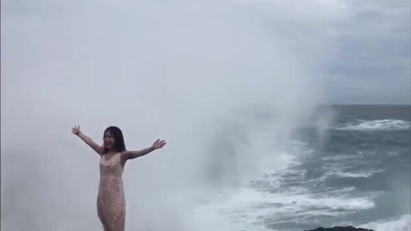 Aziatische dame compleet doorweekt na poseren voor perfecte insta-foto