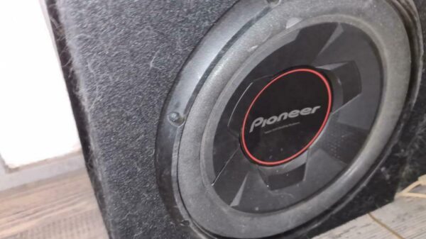 Zooitje verneukte subwoofers en versterkers te koop