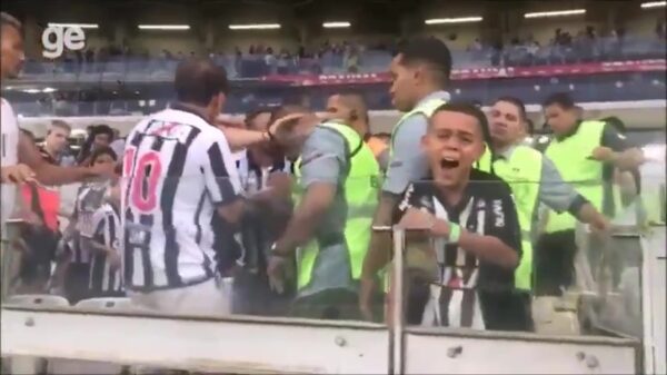 L*l van de dag pakt voetbalshirtje van huilende koter af