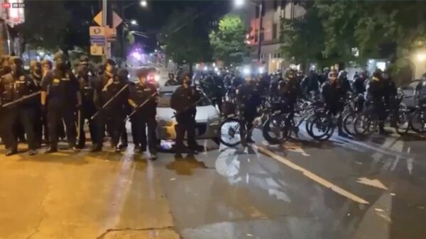 Politieagent in Seattle rijdt met zijn fiets over het hoofd van een BLM-activist