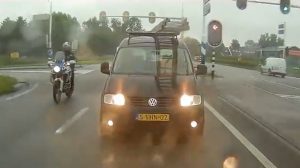 VW Caddy met haast maakt asociale inhaalactie bij de verkeerde