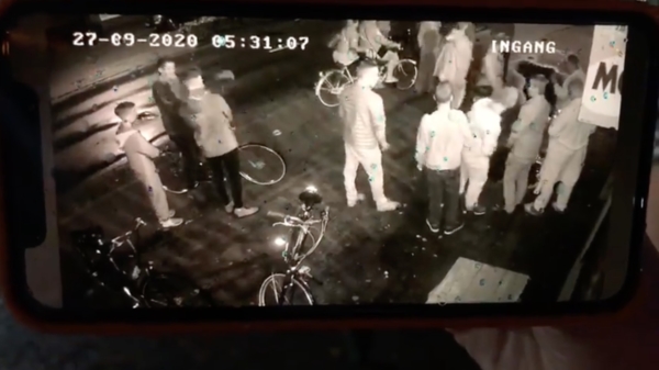 Video: idioot rijdt met met rotgang op groep cafégangers Rijsbergen in