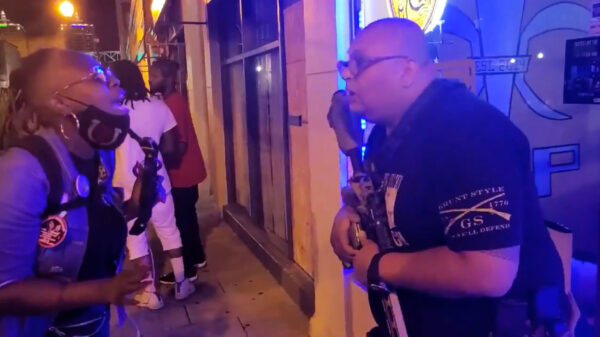 Amerikaanse winkeleigenaar in Louisville krijgt bezoekje van de BLM-Gestapo