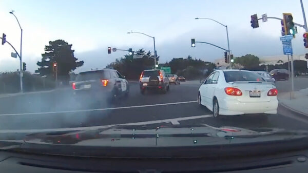 Man belandt met gejatte politieauto op de kop naast de weg