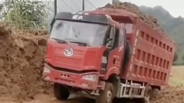 Heftig ongeluk in China met een overvolle vrachtwagen
