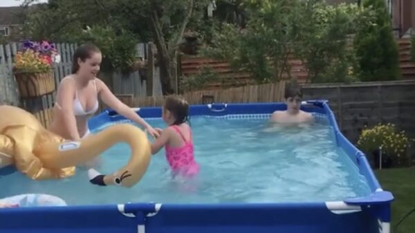 Papa laat wel even zien hoe je stoer in het zwembad duikt