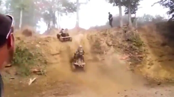 Quadracer krijgt op heuvel andere quad in zijn nek