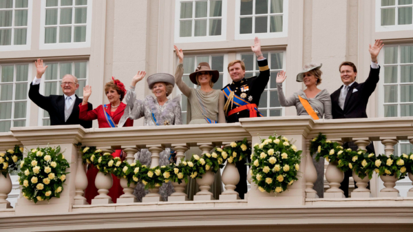 Moet het koningshuis worden afgeschaft?